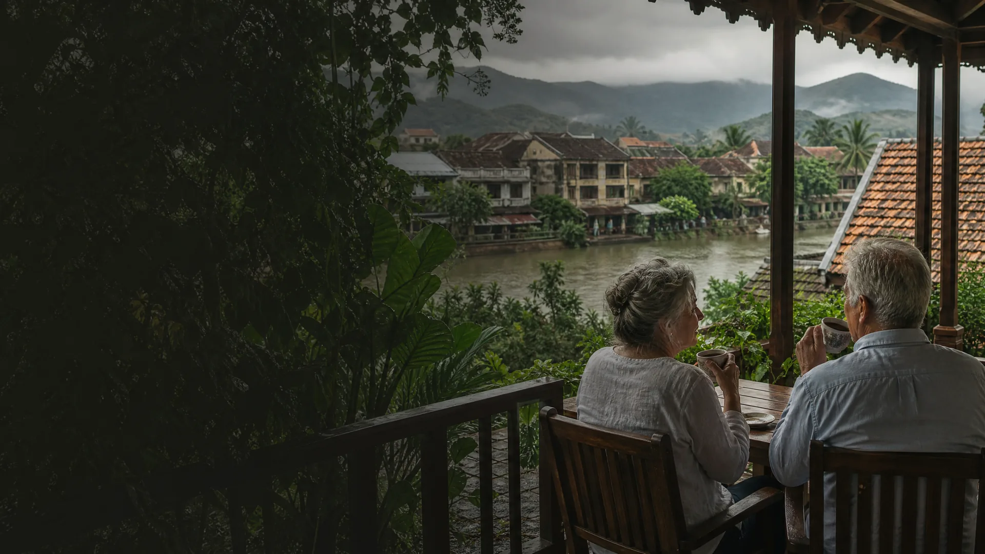 Deutschsprachiges Rentnerpaar auf einer tropischen Veranda in Kampot, Kambodscha