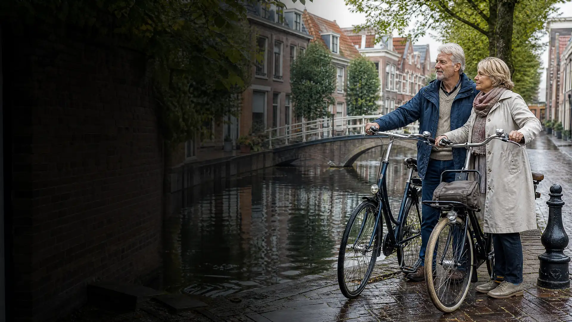 Deutschsprachiges Rentnerpaar mit Fahrrädern an einem niederländischen Kanal